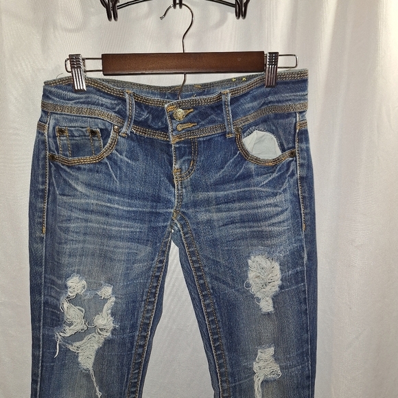 Almost famous distressed size 3 jeans - Picture 2 of 4
